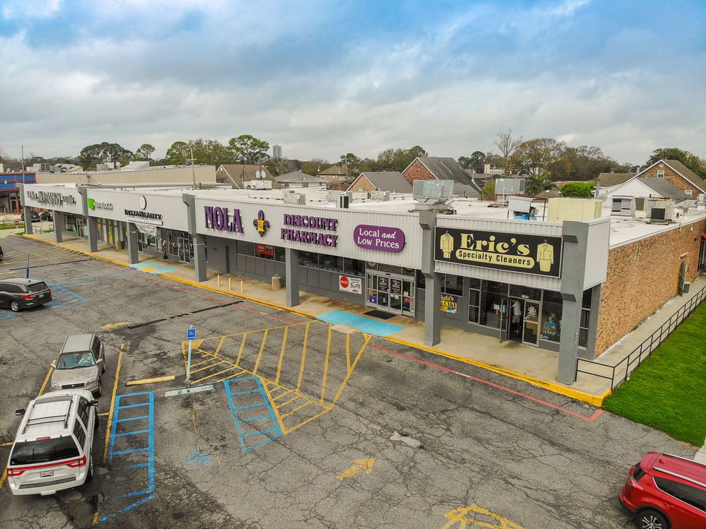 ±10,025 SF Endcap Suite in Sena Mall Shopping Center: 1111 Veterans Memorial Blvd, Metairie, LA 70005